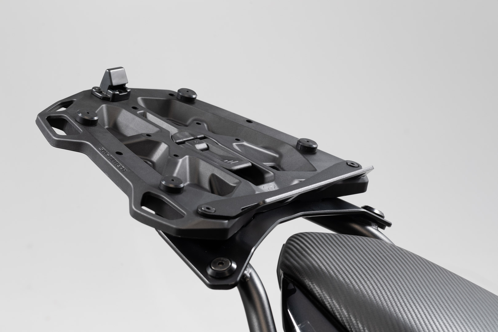 SW-Motech Adapterplatte Schwarz für Givi Monolock Topcase an STREET-RACK Gepäckträger