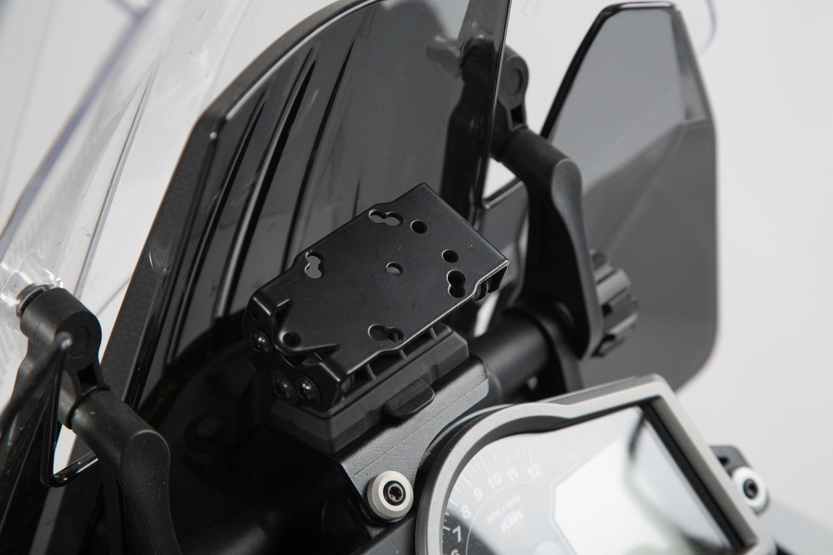 SW-Motech Navi Halter im Cockpit Schwarz für KTM 1290 Super Adventure (14-)