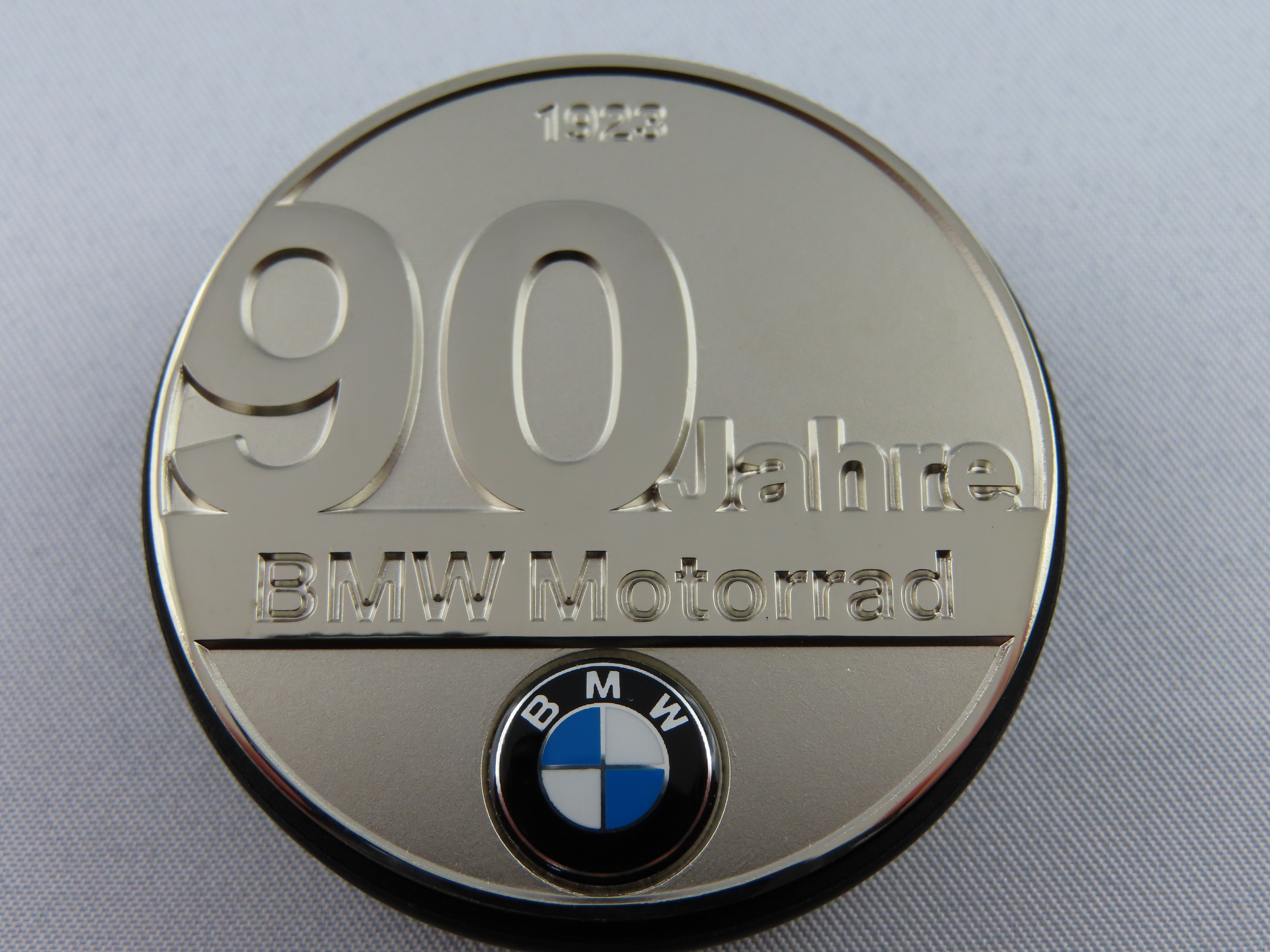 Plakette Emblem D=45MM Logo 90 Jahre BMW für Lenkkopfabdeckung der R 1200 R RT GS Adv. bis 2013